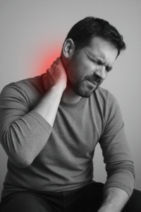 Man met nekpijn die zijn nek ondersteunt, illustratie van nekklachten; fysiotherapie Helmond.