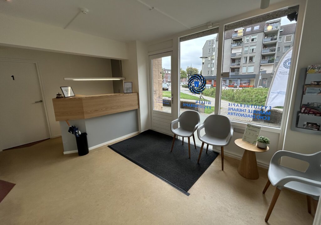 Moderne wachtruimte van Fysiopraktijk Helmond – Nieuwveld met balie en stoelen bij het raam